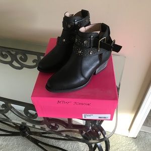 Betsy Johnson black boot